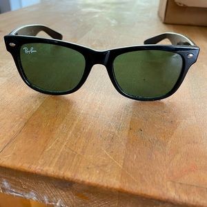 Ray-ban RB4194 classic stylish Ray-Bans. Look classic and good.